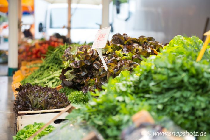 Salate beim Obst- und Gemüsestand Buhr