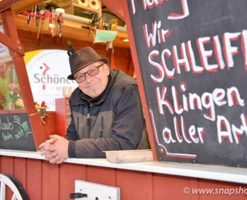 Macky Messer hat Spaß bei der Arbeit