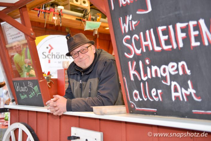 Macky Messer hat Spaß bei der Arbeit