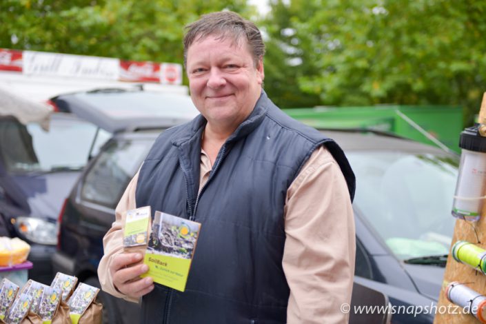 Wochenmarkthändler präsentiert sein Produkt SoilBack
