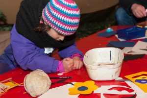 Basteln für Kinder beim Weihnachtsmarkt