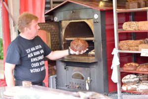 Frisches Brot aus dem Steinofen