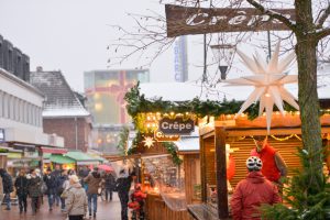 Verschneiter Weihnachtsmarkt