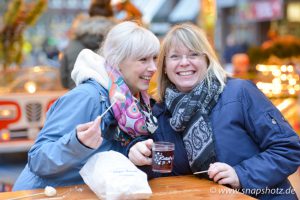 Treffen mit Freunden beim Weihnachtsmarkt