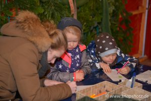 Die Kinder haben Spaß in der Bastel-Hütte